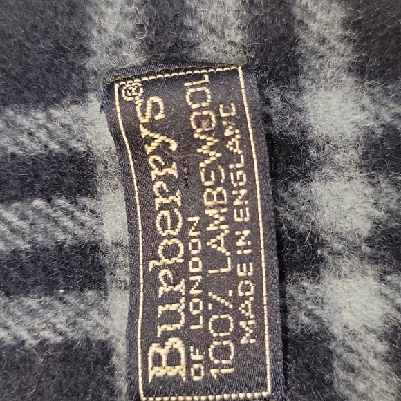Authentic Burberry lambswool scarf. - Picture 2 of 6